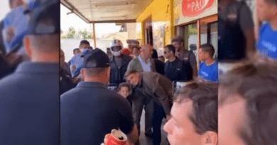 Presidente Bolsonaro visita padaria e igreja