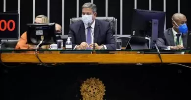 Não existe na Constituição Brasileira prazos para analisar pedidos de impeachment, informará Lira ao STF.