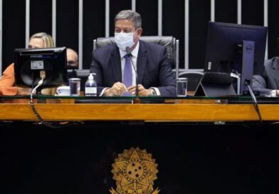 Não existe na Constituição Brasileira prazos para analisar pedidos de impeachment, informará Lira ao STF.