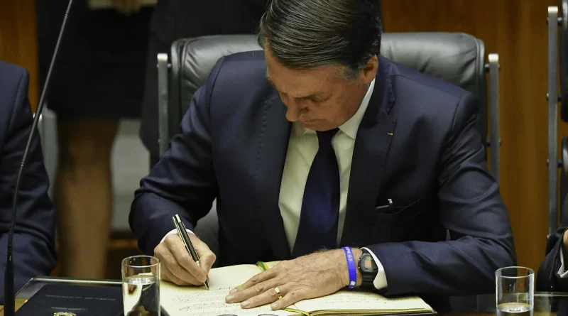Bolsonaro sanciona lei que criminaliza stalking