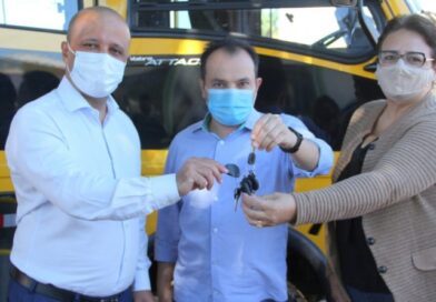 Deputado Vitor Hugo realiza entrega ônibus escolar à prefeitura de Valparaíso