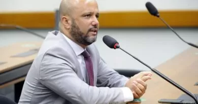 Foi aprovado no Plenário da Câmara o Projeto de Lei do deputado Vitor Hugo que valoriza o produtor de leite e garante alimentação escolar mais saudável