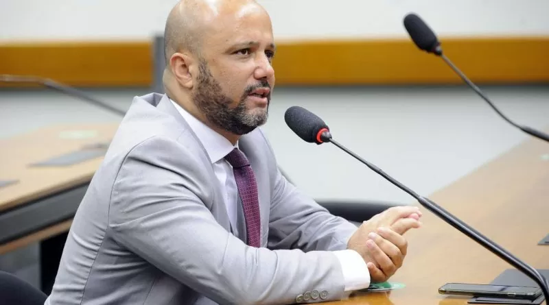 Foi aprovado no Plenário da Câmara o Projeto de Lei do deputado Vitor Hugo que valoriza o produtor de leite e garante alimentação escolar mais saudável