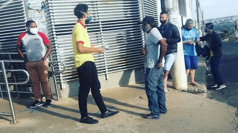 Moradores de Cidade Ocidental distribuem máscaras de graça