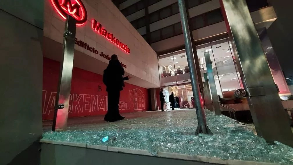 Militantes fecham Avenida Paulista em novo ato violento contra o governo Bolsonaro