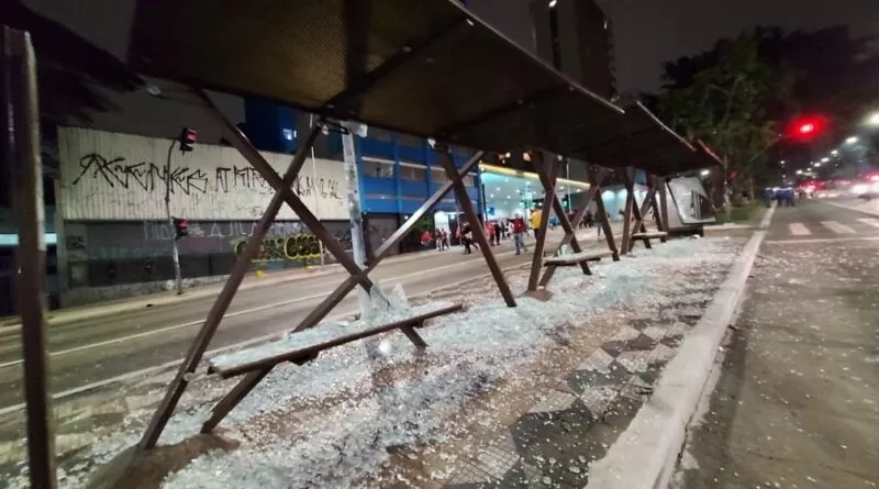 Militantes fecham Avenida Paulista em novo ato violento contra o governo Bolsonaro