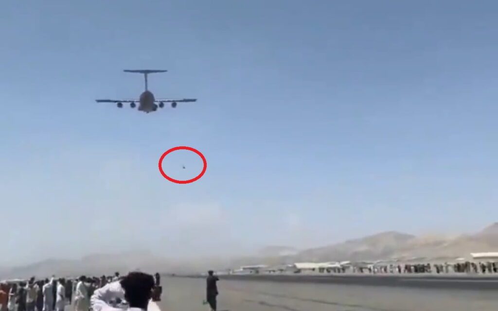 Vídeo Capta Pessoas Caindo de Avião no Afeganistão