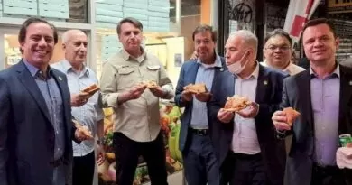 Bolsonaro come pizza com seus ministros e apoiadores