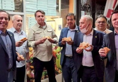 Bolsonaro come pizza com seus ministros e apoiadores