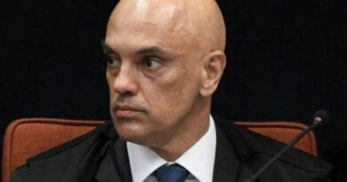 Ministro do STF também deu prazo para defesa do deputado se pronunciar sobre graça presidencial e tornozeleira eletrônica.