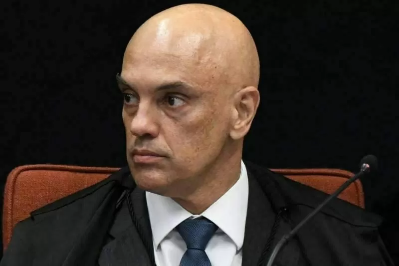 Ministro do STF também deu prazo para defesa do deputado se pronunciar sobre graça presidencial e tornozeleira eletrônica.