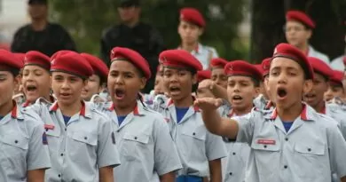 Justiça proíbe ensino cívico-militar por “risco de desvirtuamento da educação”.