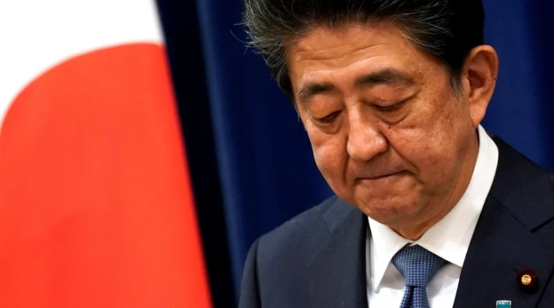 Ex-primeiro-ministro japonês Shinzo Abe é levado ao hospital após ser baleado