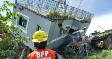 Um forte terremoto provocou deslizamentos de terra e danificou edifícios no norte das Filipinas na quarta-feira, matando pelo menos cinco pessoas e ferindo dezenas. Na capital, os pacientes do hospital foram evacuados e as pessoas aterrorizadas correram para o ar livre. O terremoto de magnitude 7,0 foi centrado na província duramente atingida de Abra, em uma área montanhosa, disse Renato Solidum, chefe do Instituto Filipino de Vulcanologia e Sismologia, que descreveu o tremor no meio da manhã como um grande terremoto.