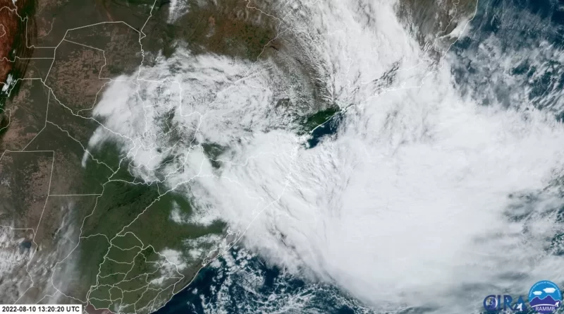 Ciclone extratropical se formou nesta quarta-feira entre os litorais de Santa Catarina, Paraná e São Paulo com muita chuva e ventania