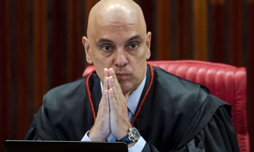 Desembargador diz que Moraes fez declaração de guerra e pede aposentadoria durante sessão