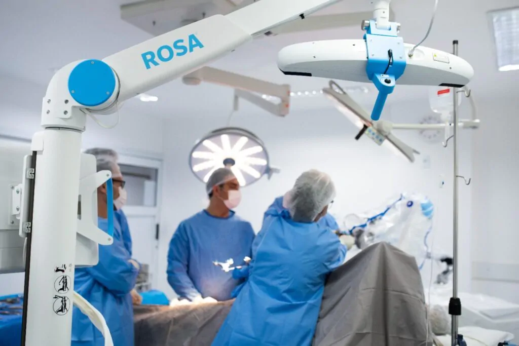Paciente de 80 anos foi o primeiro a passar pela cirurgia de prótese de joelho por robótica
