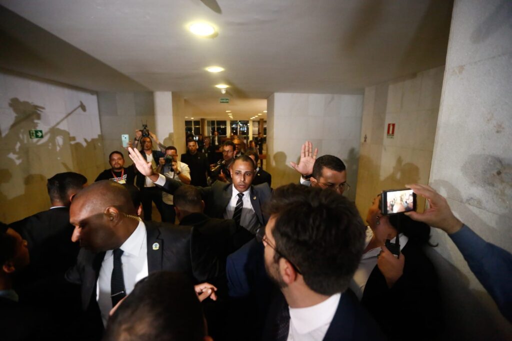 URGENTE: Repórter da TV Globo é agredida por segurança de Maduro após questionamento