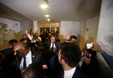 URGENTE: Repórter da TV Globo é agredida por segurança de Maduro após questionamento