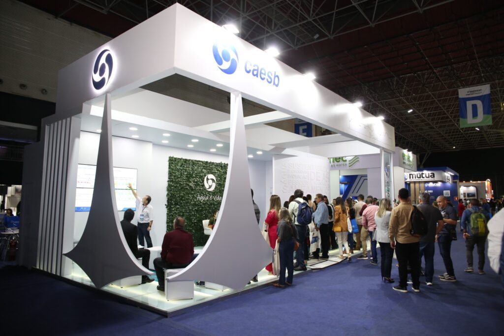A Caesb está participando do evento com seis painelistas. O presidente da Companhia, Pedro Cardoso, apresentou ontem, dentro da Câmara Temática de Comunicação no Saneamento, o tema ESG como proposta de valor nas empresas. Para ele, é preciso olhar para a questão ambiental e preservação dos recursos naturais, para o tratamento adequado da água e esgoto, e exercer uma gestão séria. “As empresas de saneamento necessitam pensar na sustentabilidade do nosso negócio e em políticas inclusivas. As empresas precisam ter políticas públicas para ter a água como direito humano e alcançar e incluir a população mais vulnerável. É importante ampliar os investimentos e ter um olhar social”, defendeu Pedro Cardoso.
