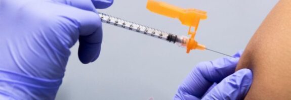 Governo britânico anuncia indenização de 120 mil euros para vítimas de vacinas