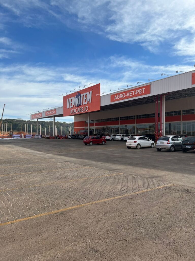 Rede de grupo mineiro mira comerciantes locais da macrorregião e deve gerar mais de 300 postos de trabalho entre vagas diretas e indiretas; inauguração de loja de 6400m² acontece no próximo dia 11, segunda-feira