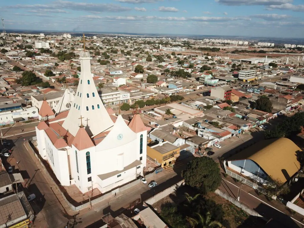 Apesar de poucos anos de fundação, o jovem município registra salto de 140% em seu PIB. Outro dado importante é o crescimento populacional da cidade de mais de 50% em onze anos. Cidade é também o município do entorno do DF que tem maior número de empresas abertas, segundo a JUCEG