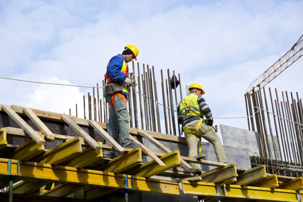 Programas habitacionais e redução da Selic devem impulsionar avanço da construção civil em 2024, diz economista