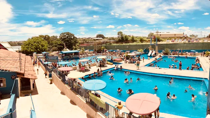 Recanto das Águas parque aquático no Entorno do Distrito Federal